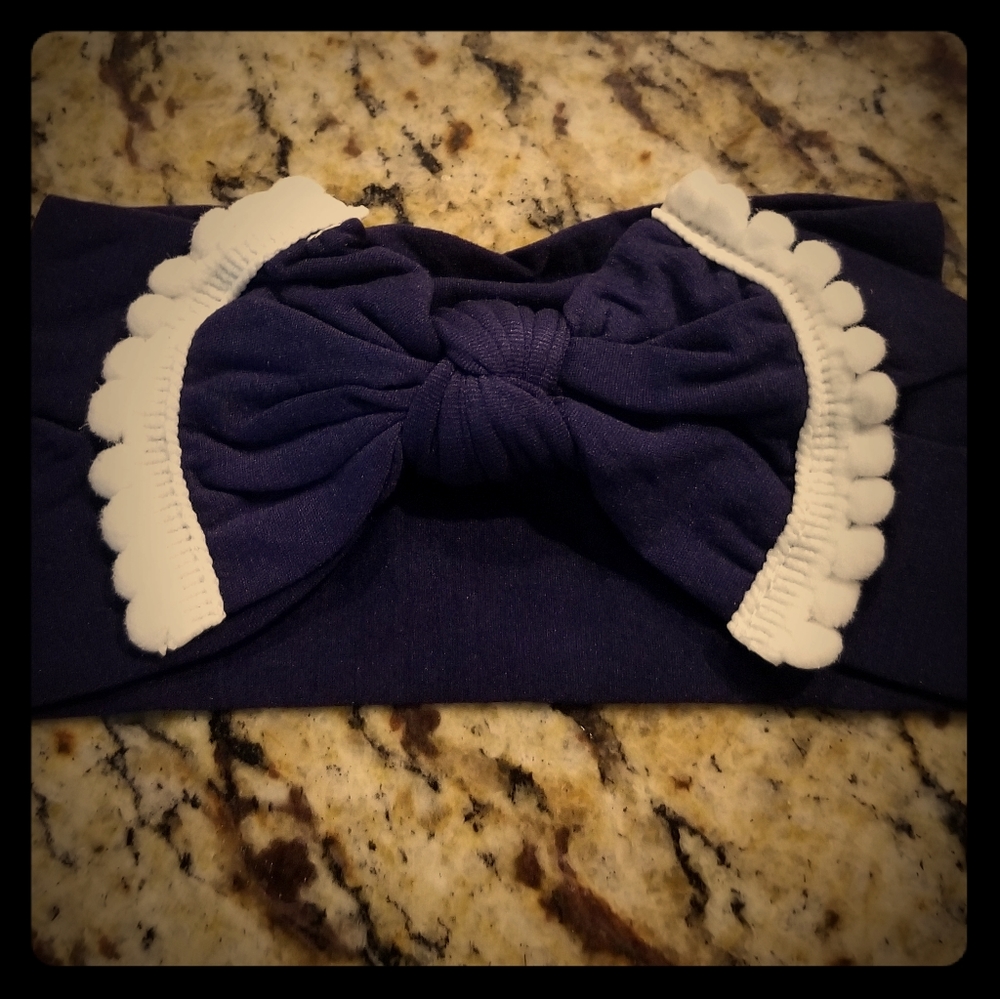 🆕️Navy headband made of nylon. White pom pom trim